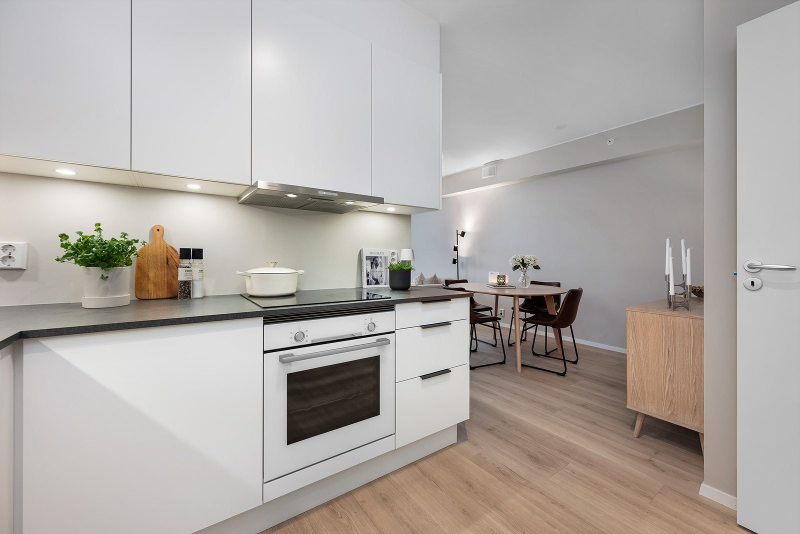 Stekeovn og platetopp er integrert. Oppvaskmaskin og kombiskap er frittstående. Galleribilde