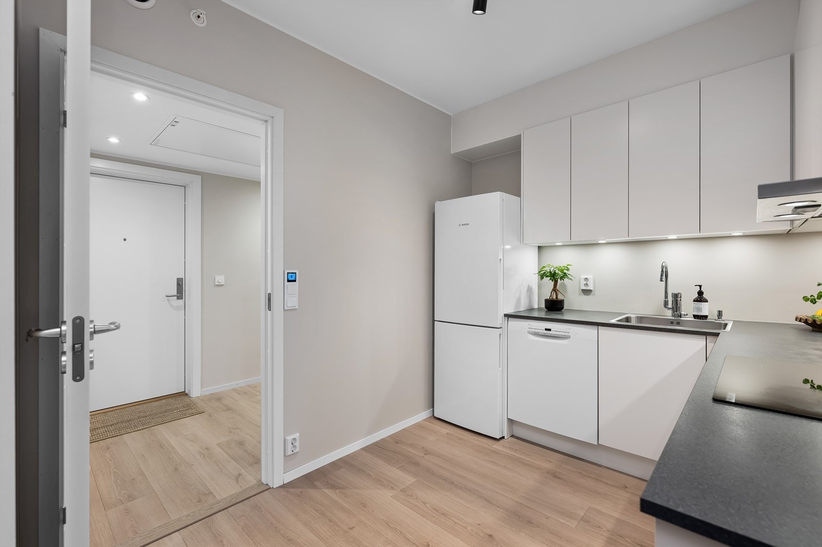 Kjøkkendelen har rikelig med både benkeplass og oppbevaringsplass. Galleribilde