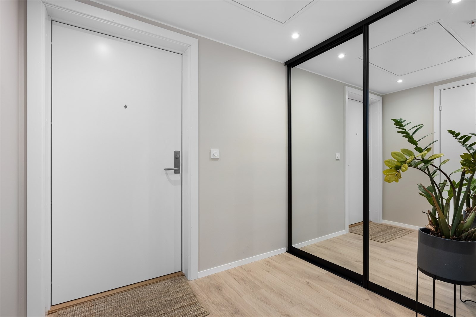 Gangen er lys og luftig med rikelig plass for klær og sko. Galleribilde