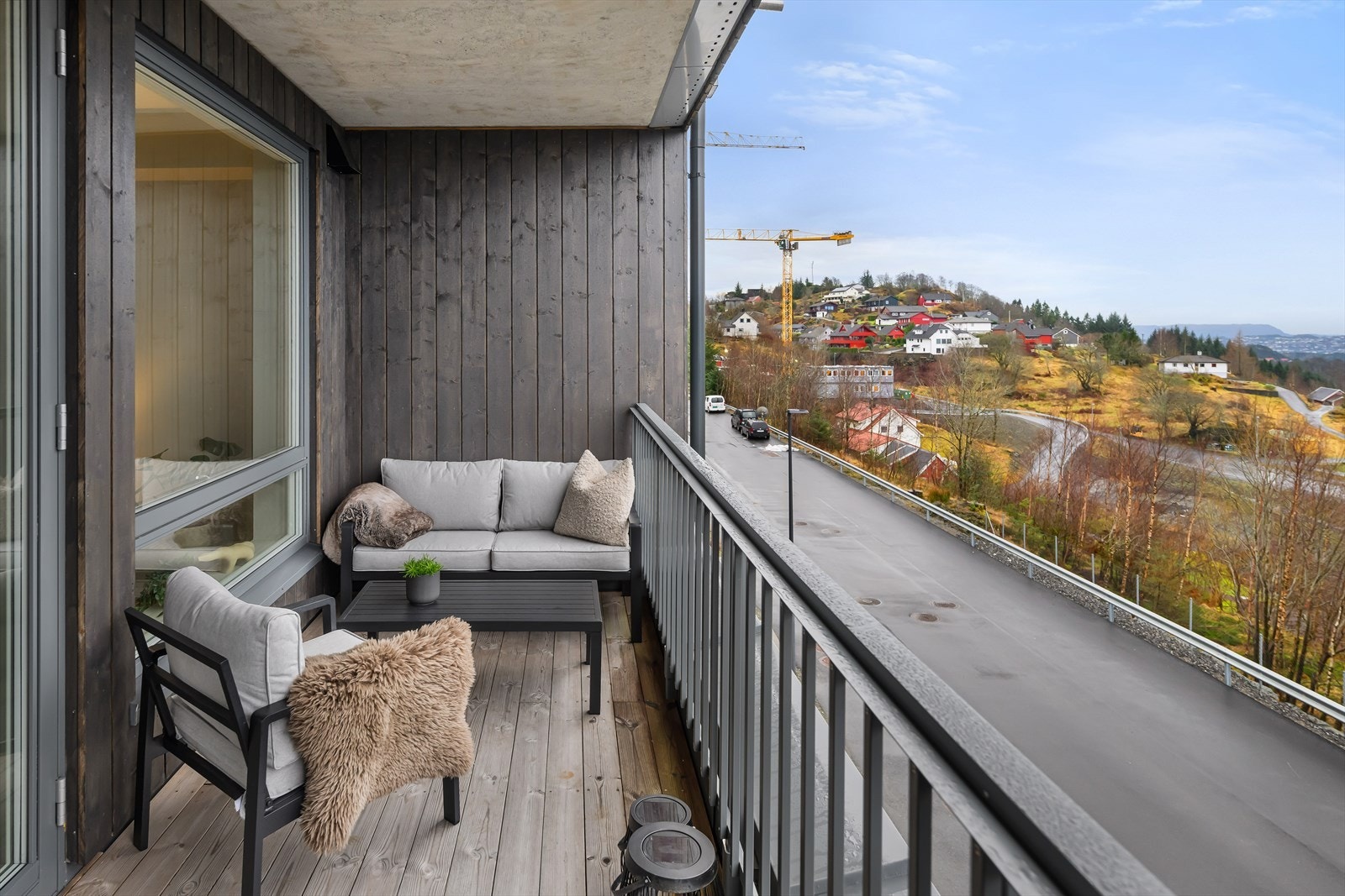 Altanen kan nytes hele året. Skjermede kroker og overbygg gir lune utearealer. Galleribilde