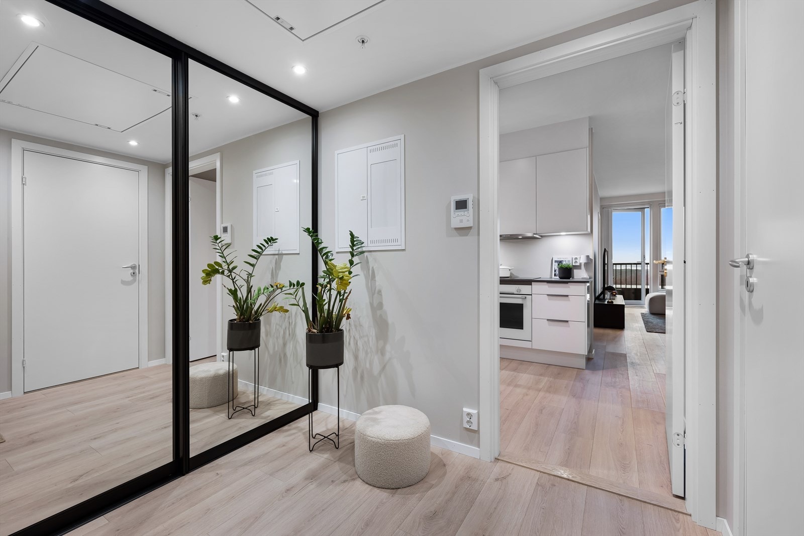 En stor skyvedørsgarderobe med speilfronter øker oppbevaringsplassen ytterligere. Fra gangen er det dør til stue/kjøkken samt dør til badet. Galleribilde