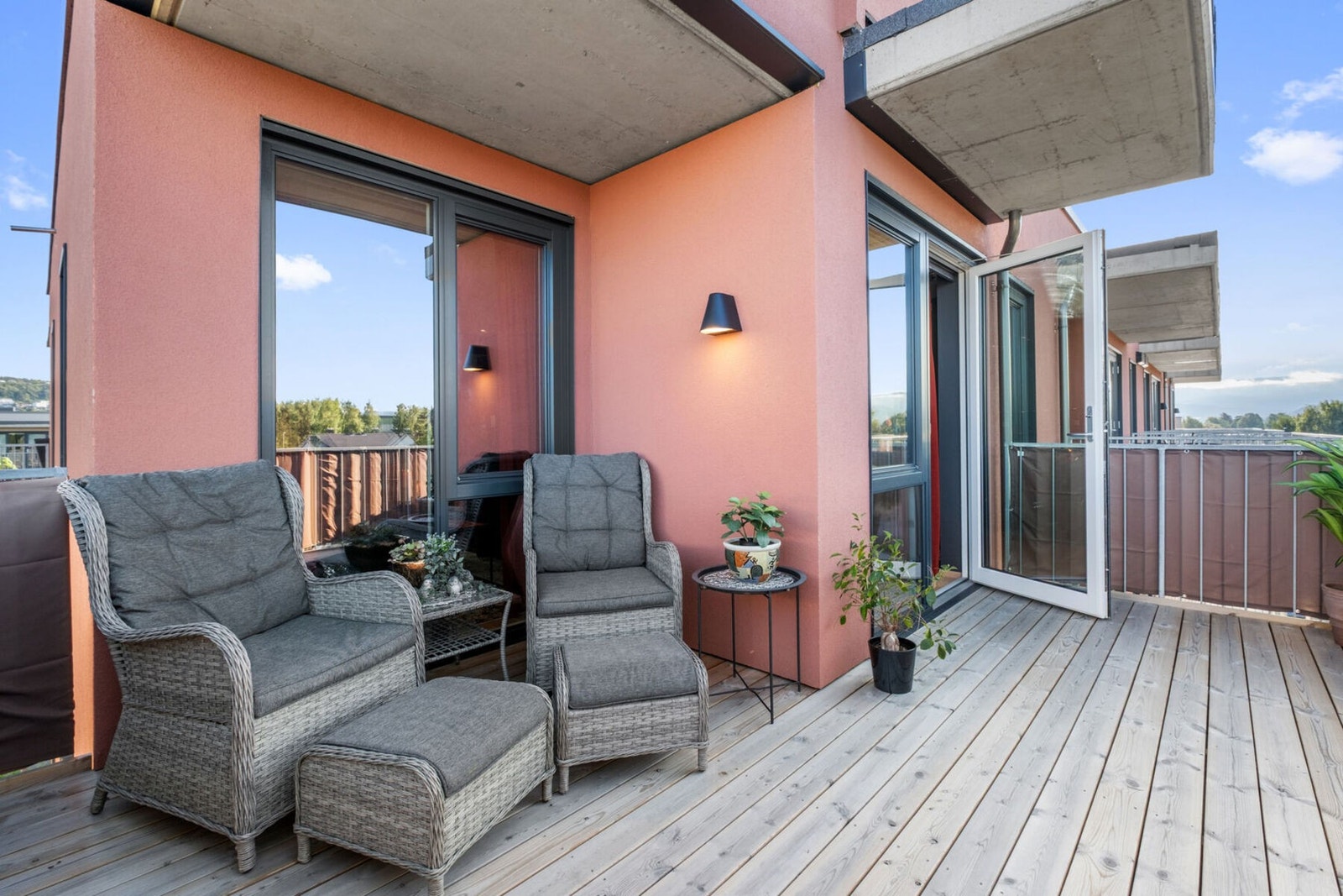 Balkong på 14 kvm med utgang fra stue. Denne balkongen er sørøstvendt. Galleribilde