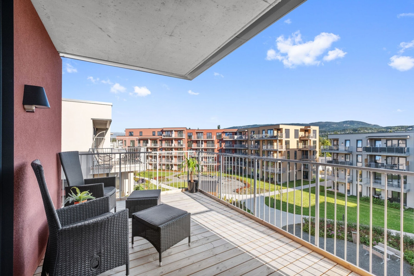 Leiligheten ligger i toppetasjen, som gir gode utsiktsforhold. Galleribilde