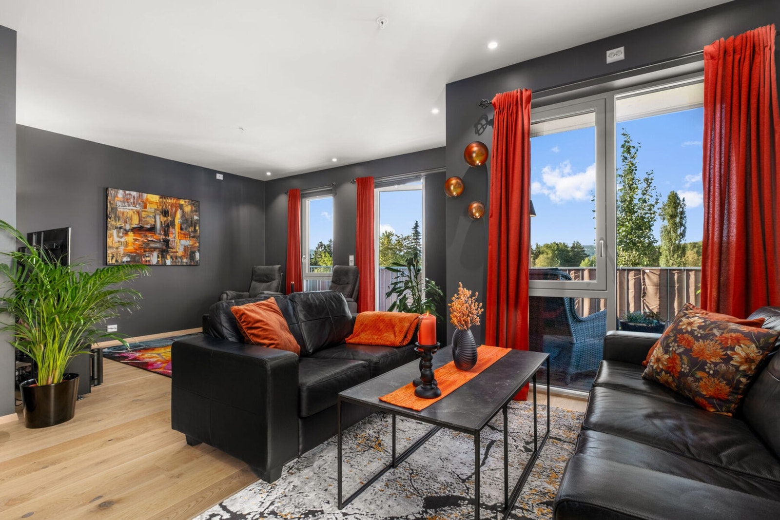 Romslig stue/kjøkken løsning på 36,5 kvm. Galleribilde