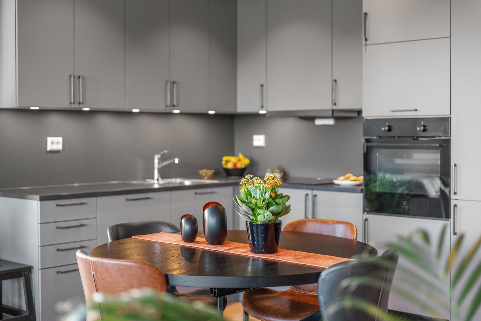 Delikat og moderne kjøkkeninnredning med glatte kjøkkenfronter. Galleribilde