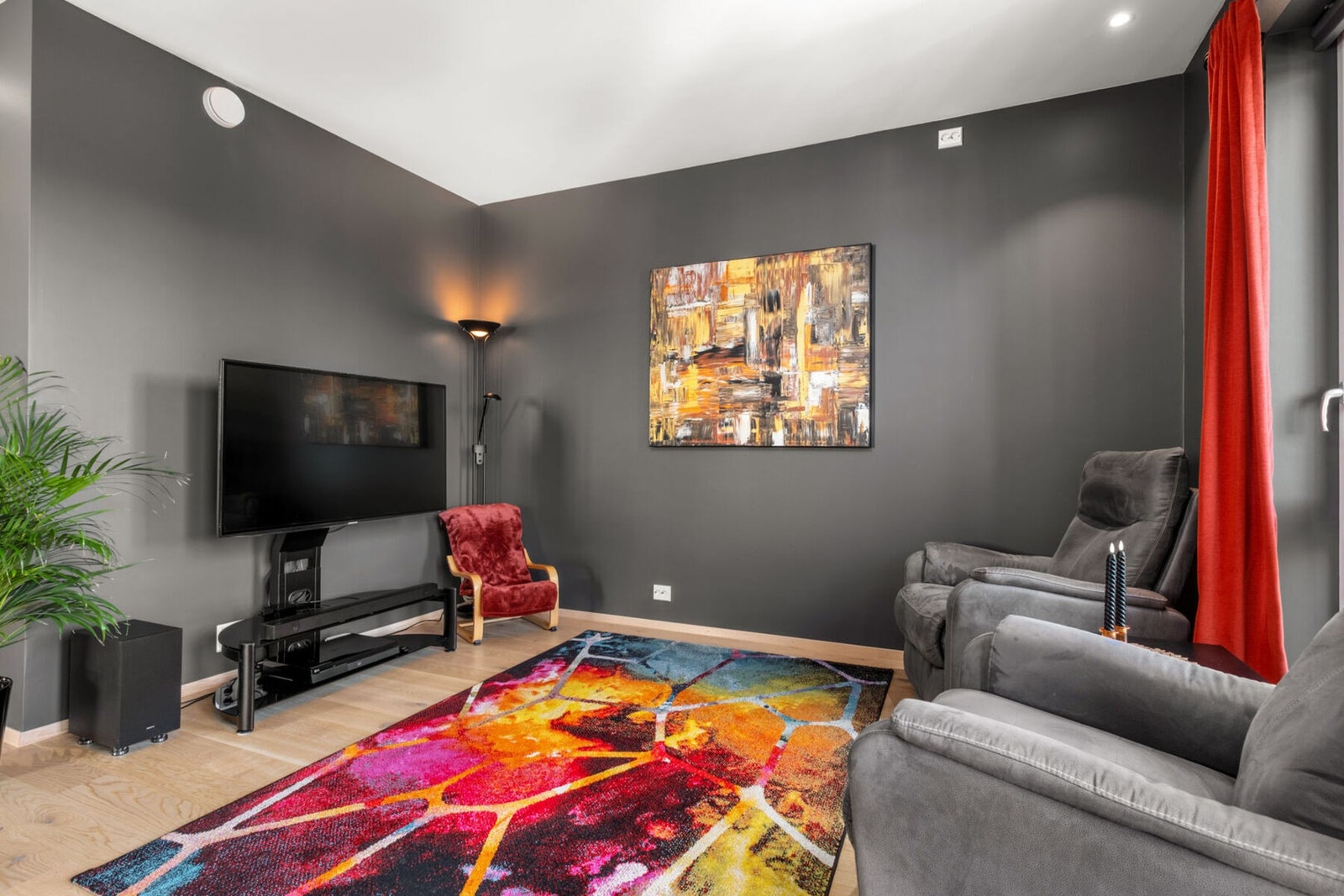 Boligen har en gjennomgående moderne farge på vegger og downlight i himling. Galleribilde