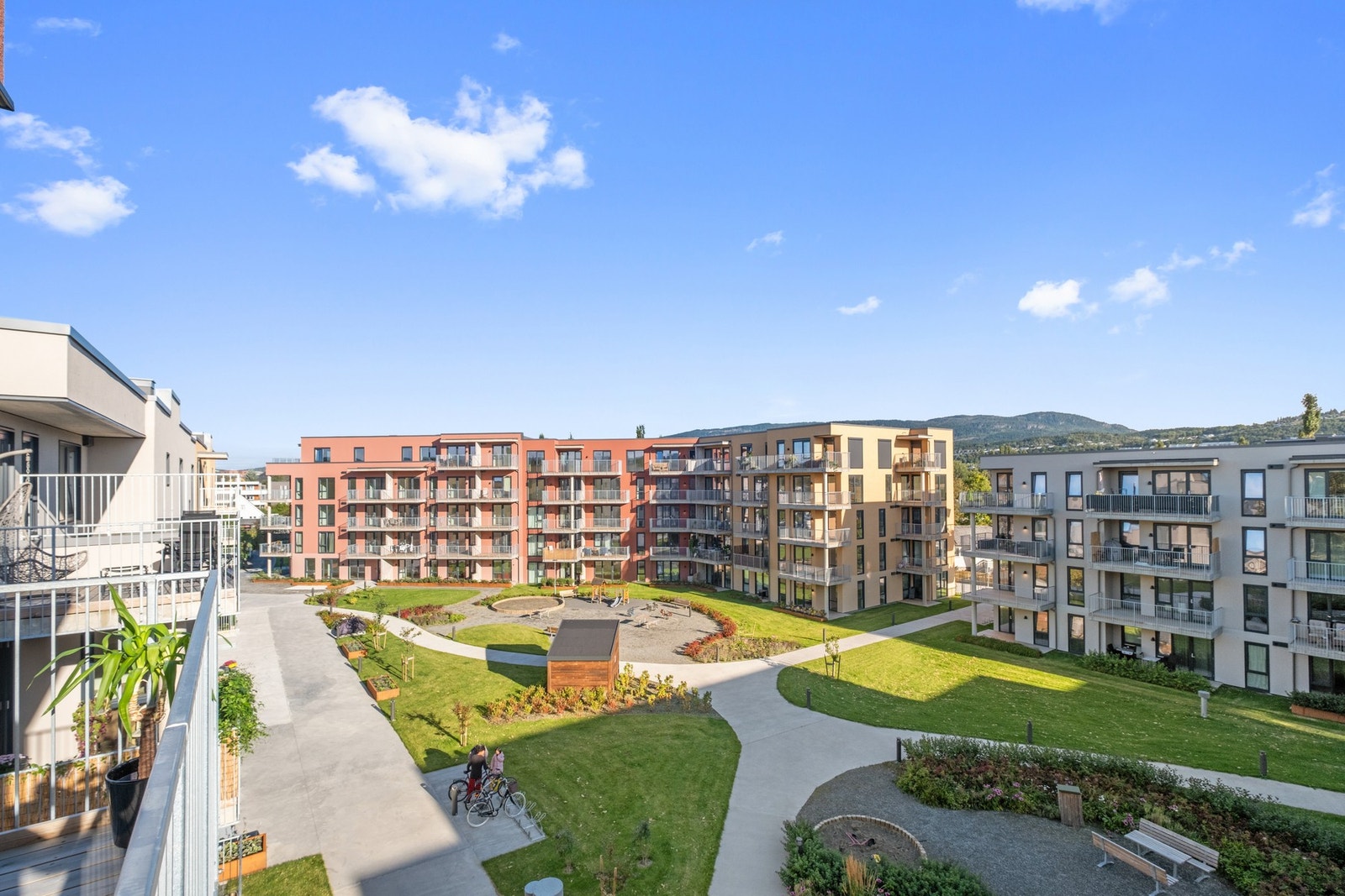 Området er preget av hovedsakelig boligbebyggelse og har gode gang- og sykkelforbindelser. Galleribilde