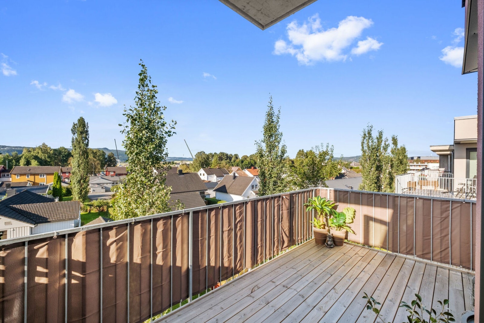 Eiendommen ligger med kort avstand til sentrumskjerne med et bredt servicetilbud, kollektivtransport, skole og barnehage samt fine turområder. Galleribilde