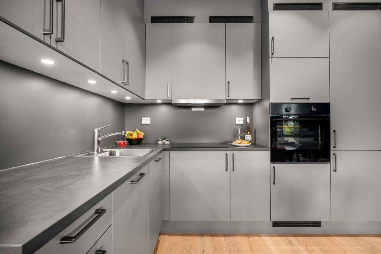 Innredet med mekanisk avtrekksvifte over steksone, og gode oppbevarings mulighet for kjøkkenredskap. Galleribilde