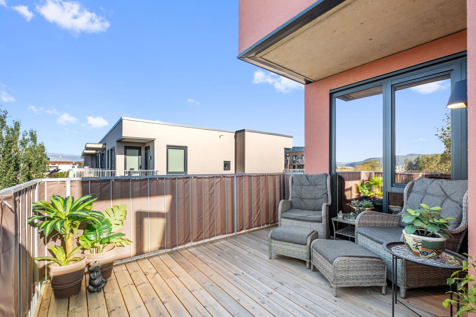 Fra boligens to balkonger får du gode muligheter for å nyte solforholdene og utsikt. Galleribilde