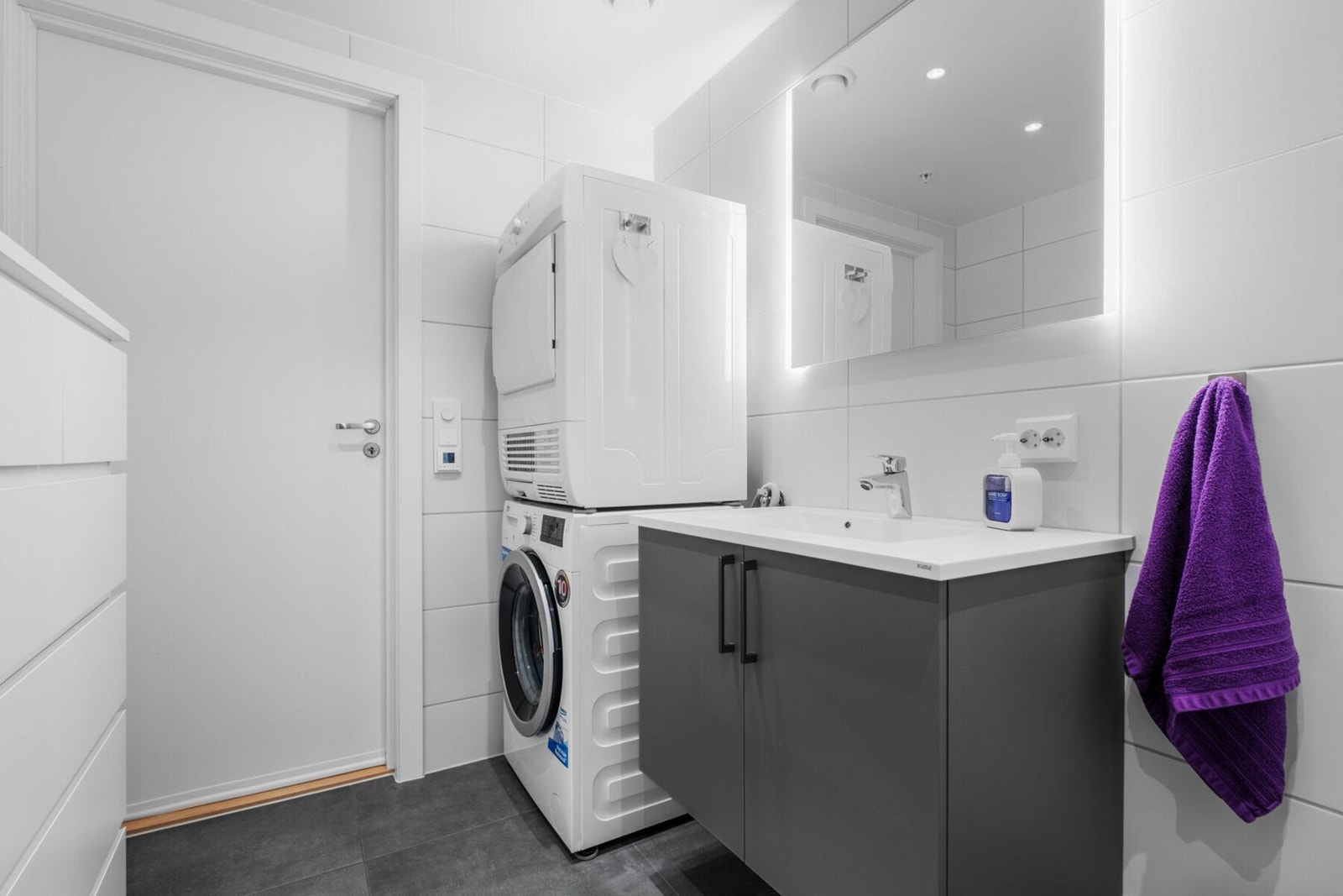 Helfliset bad på 5,5 kvm, med gulvvarme. Galleribilde