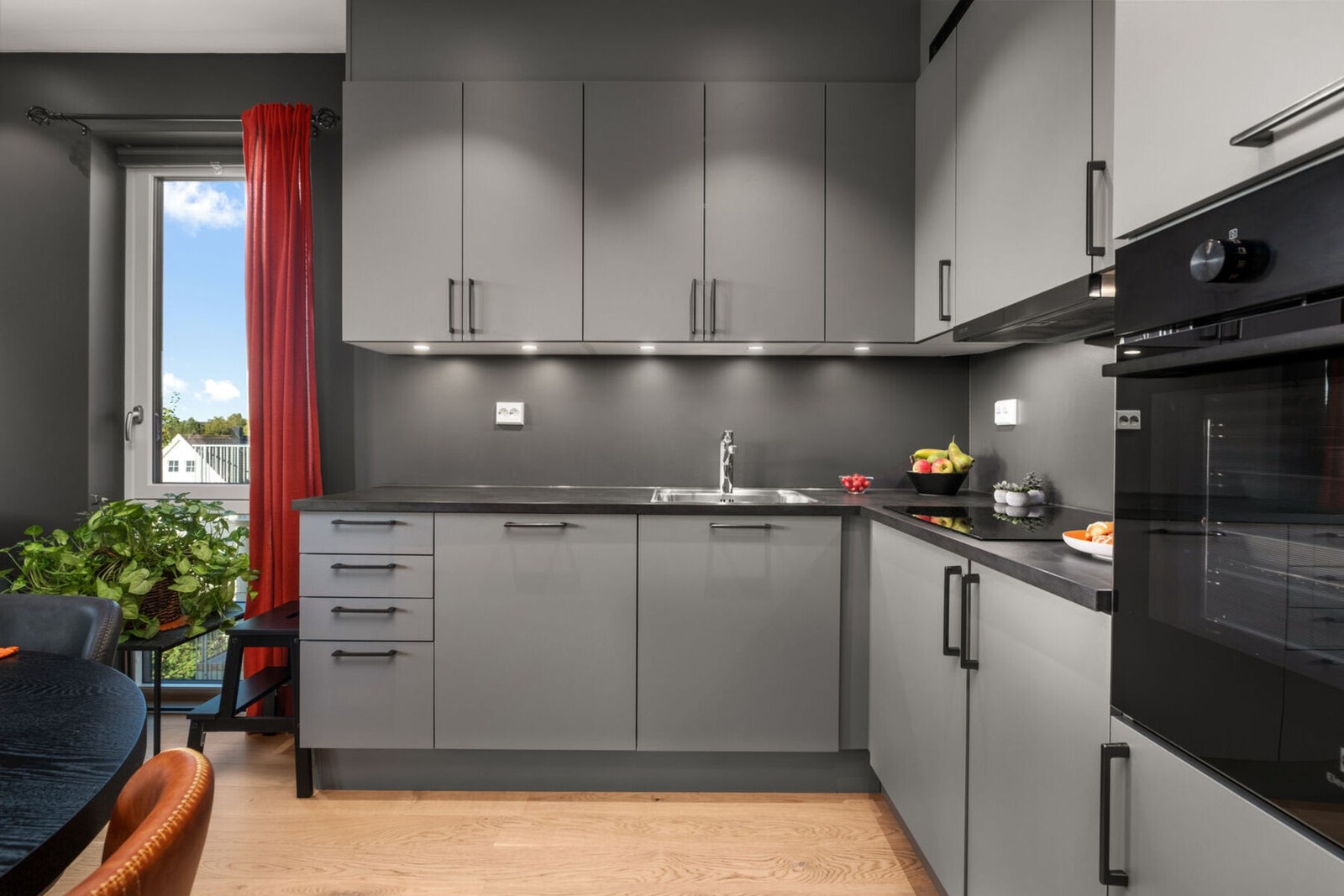 På kjøkkenet er det integrert oppvaskmaskin, platetopp, stekovn og kjøl/fryseskap. Galleribilde