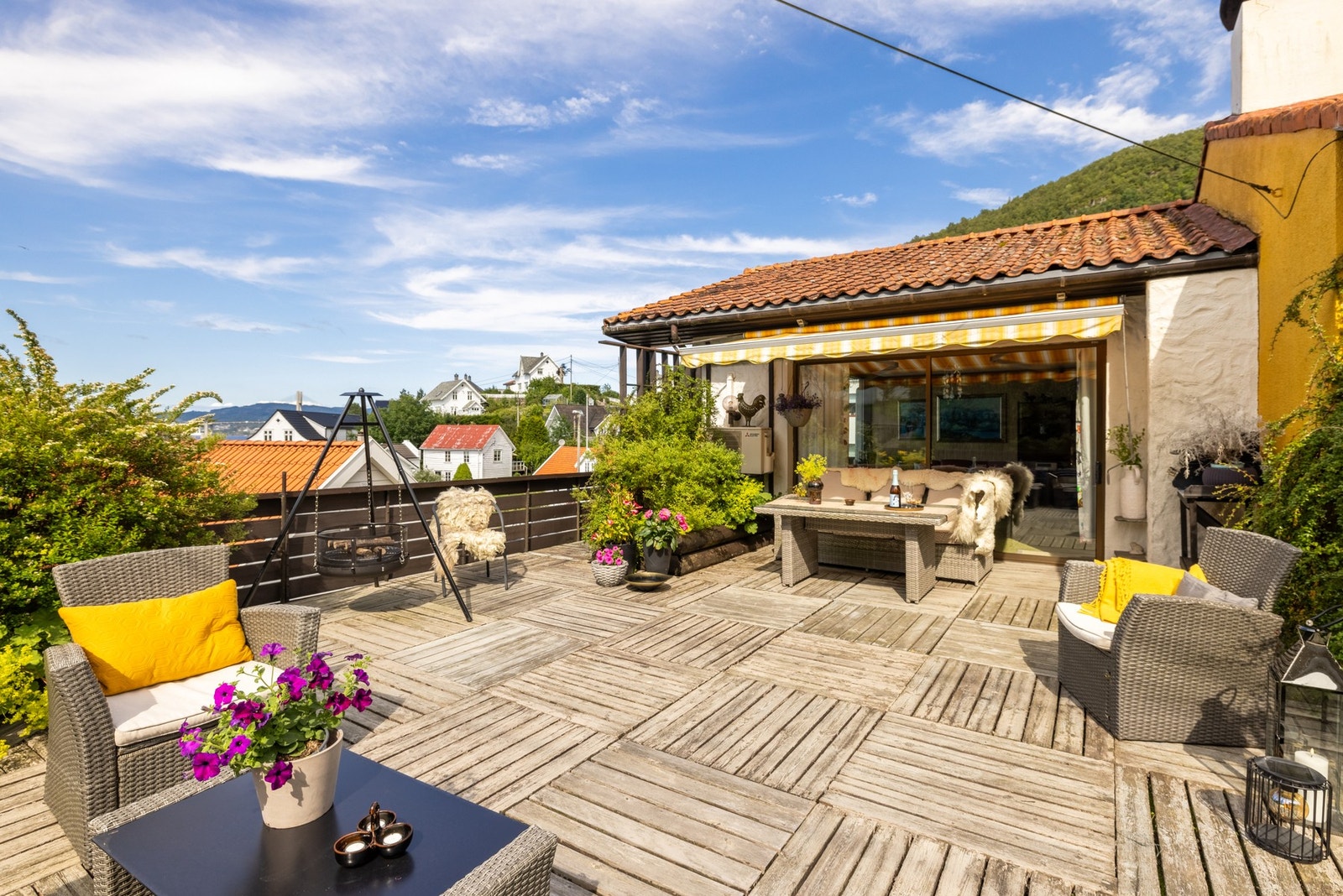 Her kan du nyte fine dager med familien, venner eller gode naboer. Det er gode solforhold og flott utsikt. Galleribilde