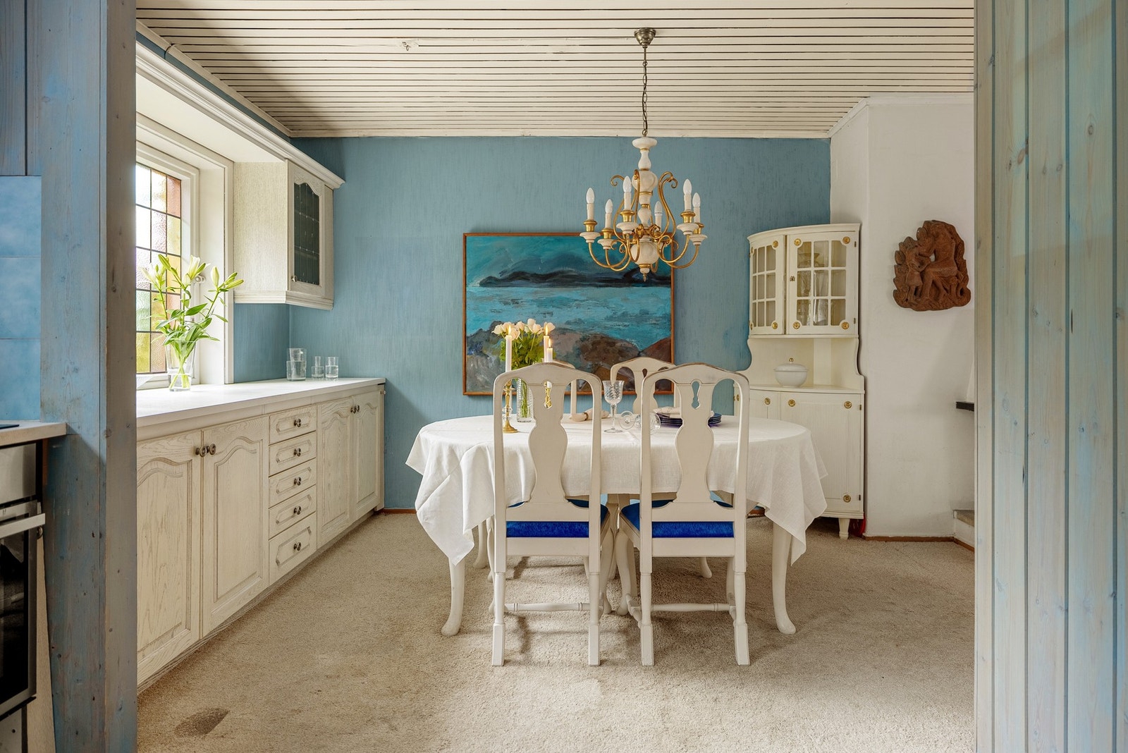 Det er kjøl/fryseskap, oppvaskmaskin, induksjonstopp, stekeovn og ventilator. Galleribilde