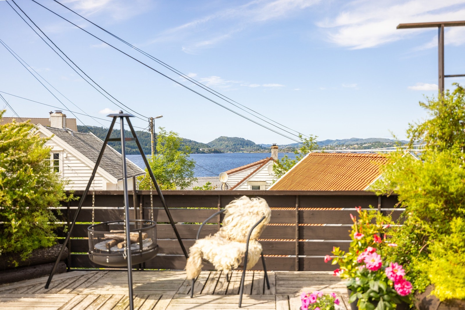 Flott utsikt over Salhusfjorden og videre mot Nordhordalandsbroen. Galleribilde