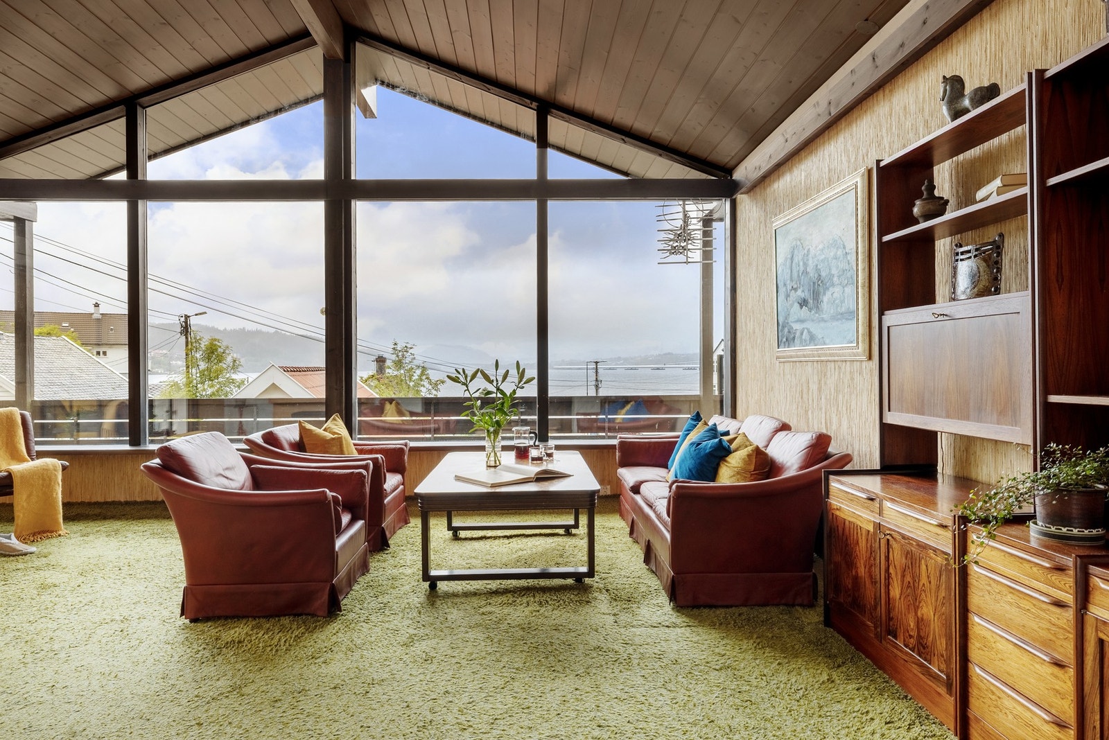 Store vinduer på flere vegger gir stuen mye lys og utsikt. Galleribilde