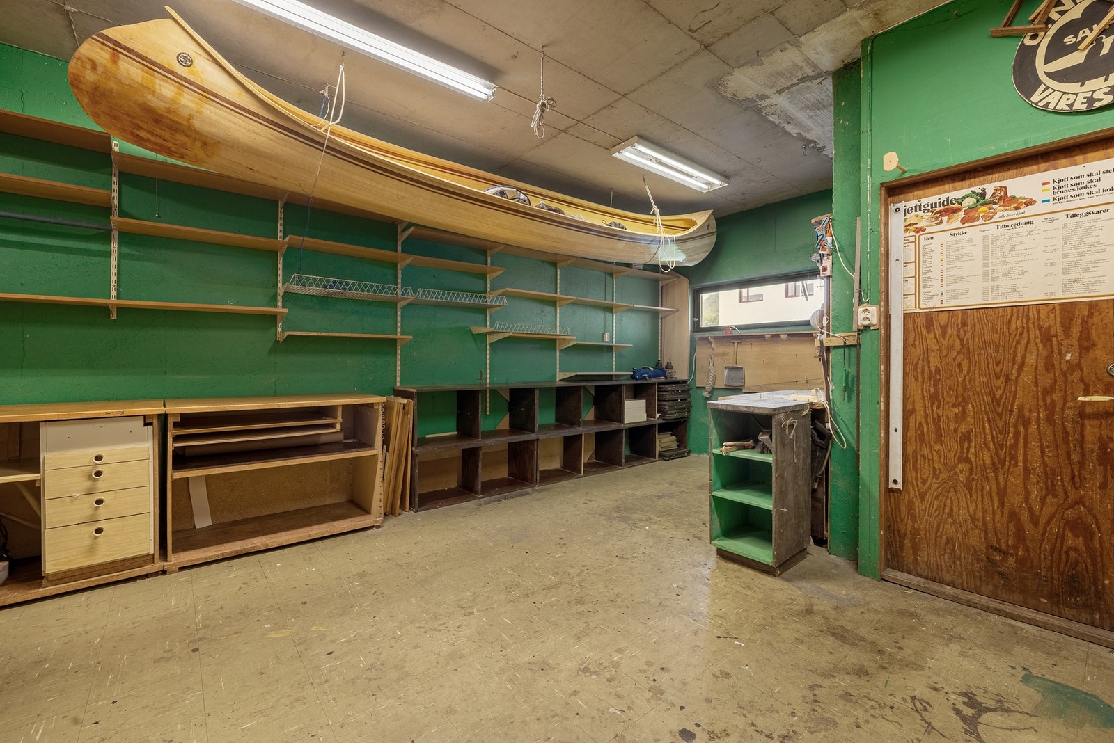 Eier har brukt verksted til å bygge kajakker. Galleribilde