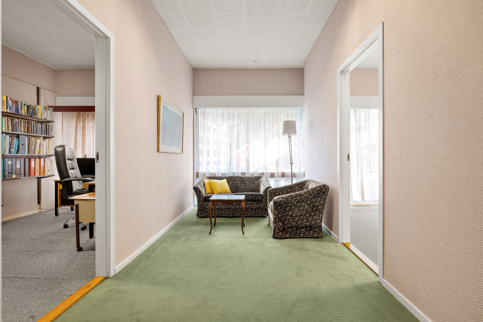 Vi er kommet til 1. etasje via hallen. Denne etasjen inneholder kun næringslokaler. Galleribilde