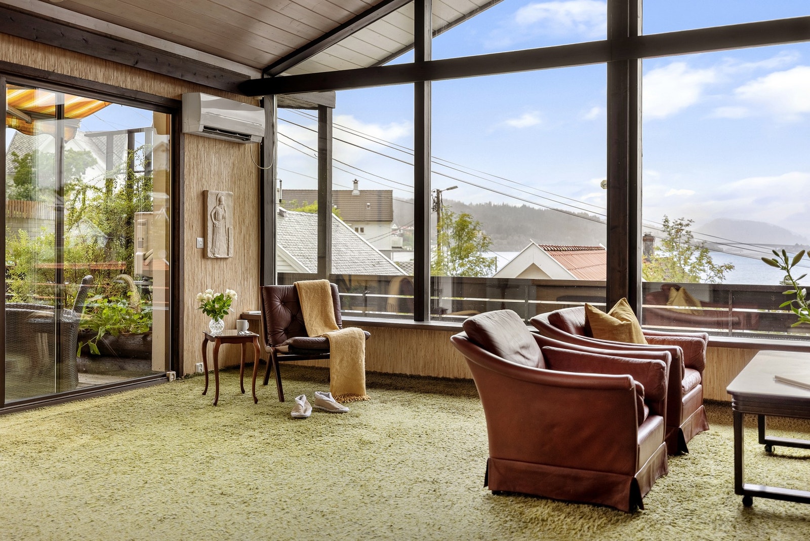 Stuen har en herlig atmosfære grunnet den gode takhøyden og de store vinduene. Galleribilde