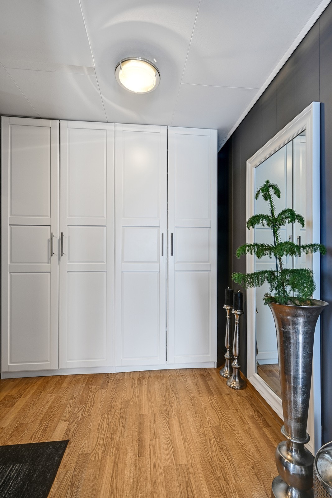 Gang med garderobeskap. Galleribilde