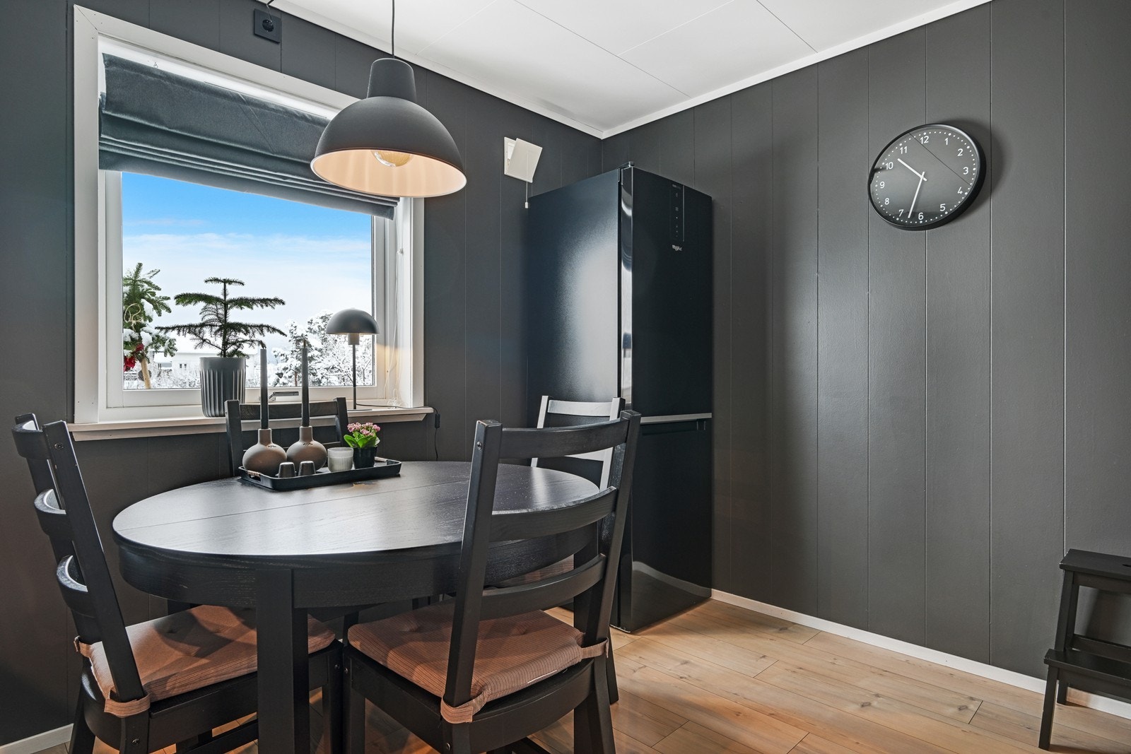 Kjøkkenet har en hyggelig spiseplass med fint utsyn, som er et naturlig samlingspunkt i hverdagen. Galleribilde