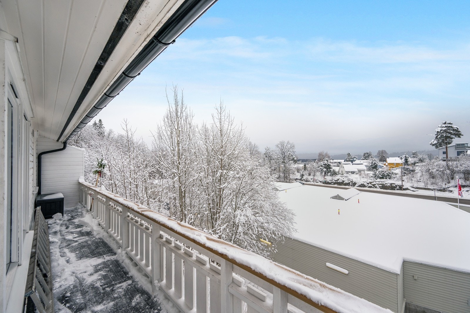 Utgang til veranda og markterrasse fra stuen. Galleribilde