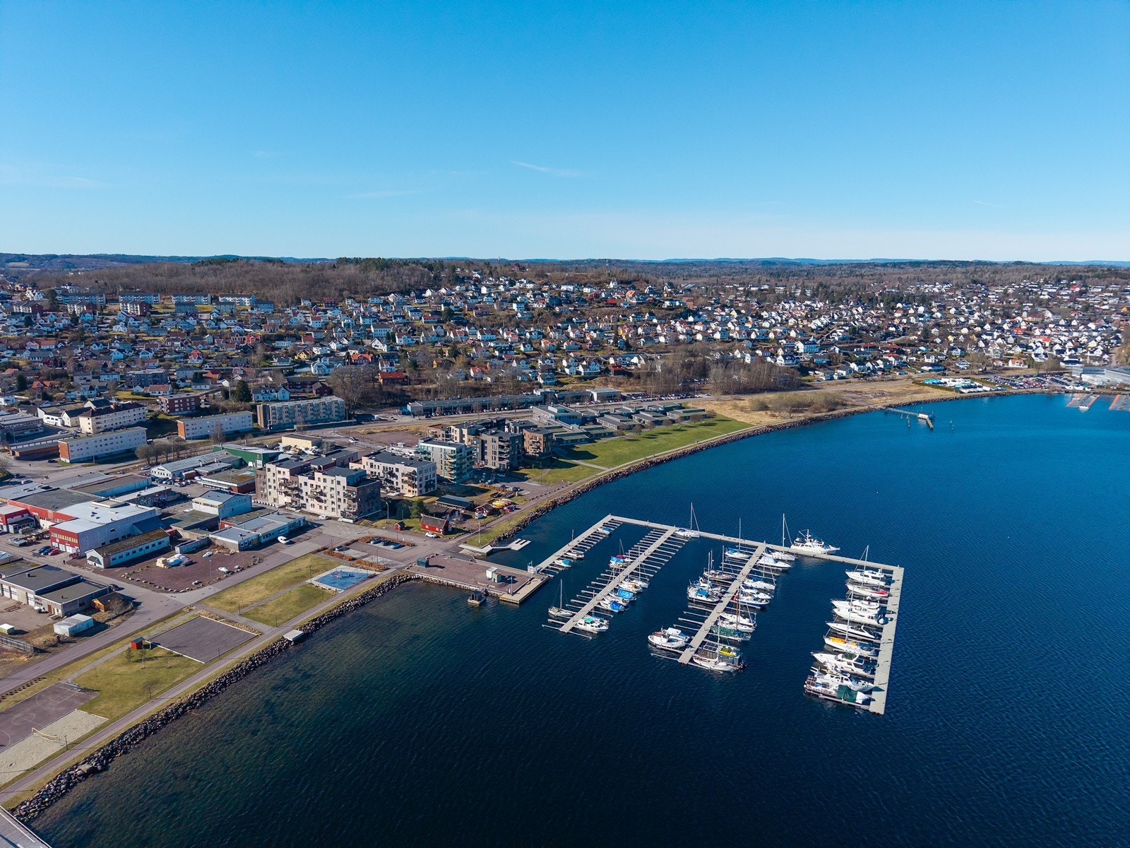 Boligen ligger lengre til høyre i bilde enn vist her, men kort vei til flott Indre havn med badeplass og aktiviteter. Galleribilde