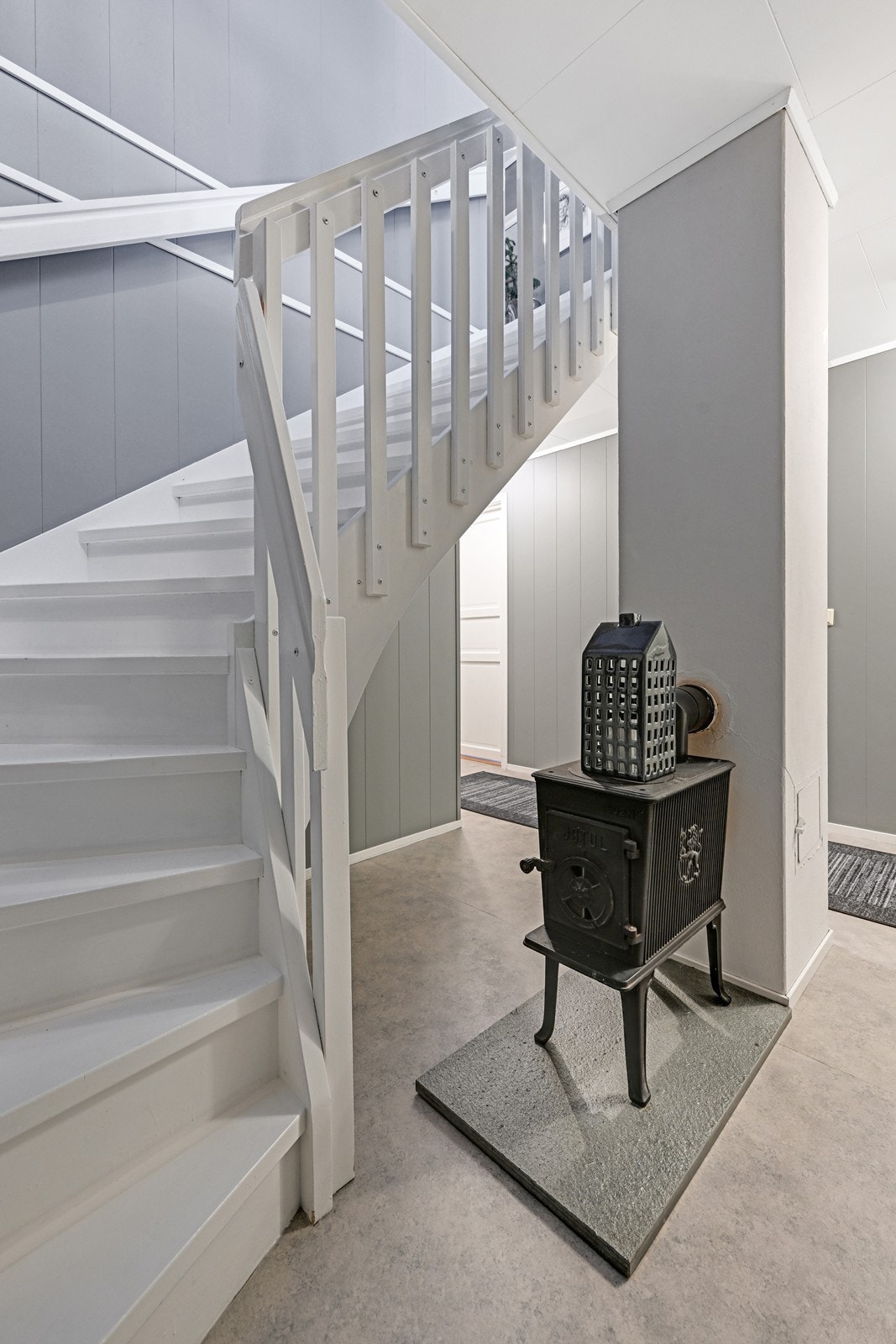 Trappegang/gang i u. etasjen med vedovn. Galleribilde