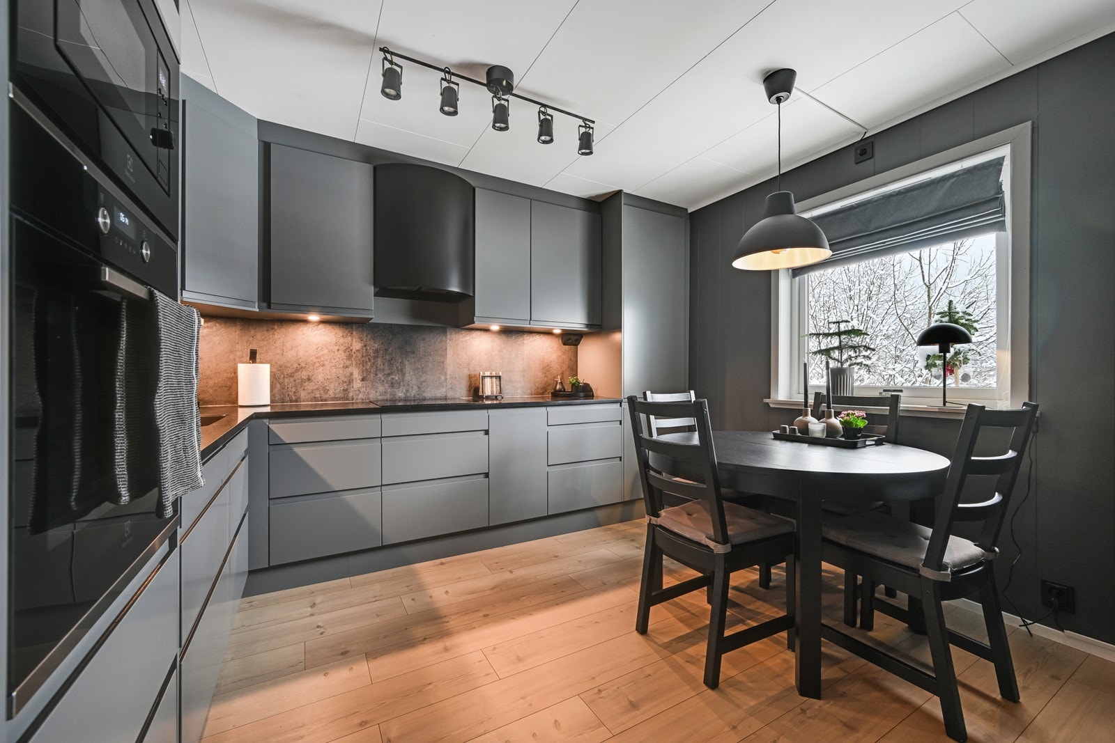 Oppusset og lekkert kjøkken fra 2021 med stilfull Norema-innredning. Galleribilde