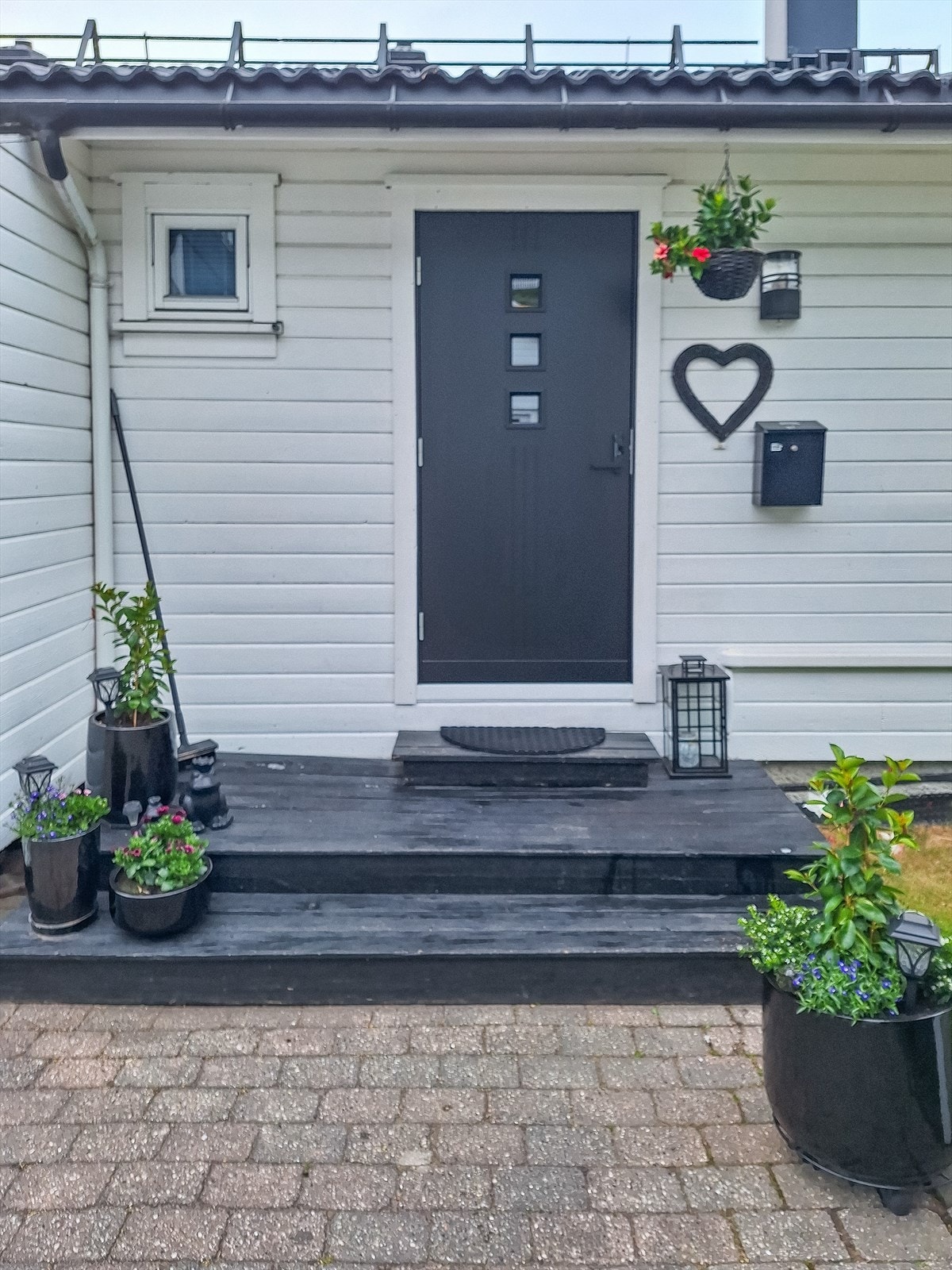 Hyggelig steinlagt inngangsparti. Galleribilde