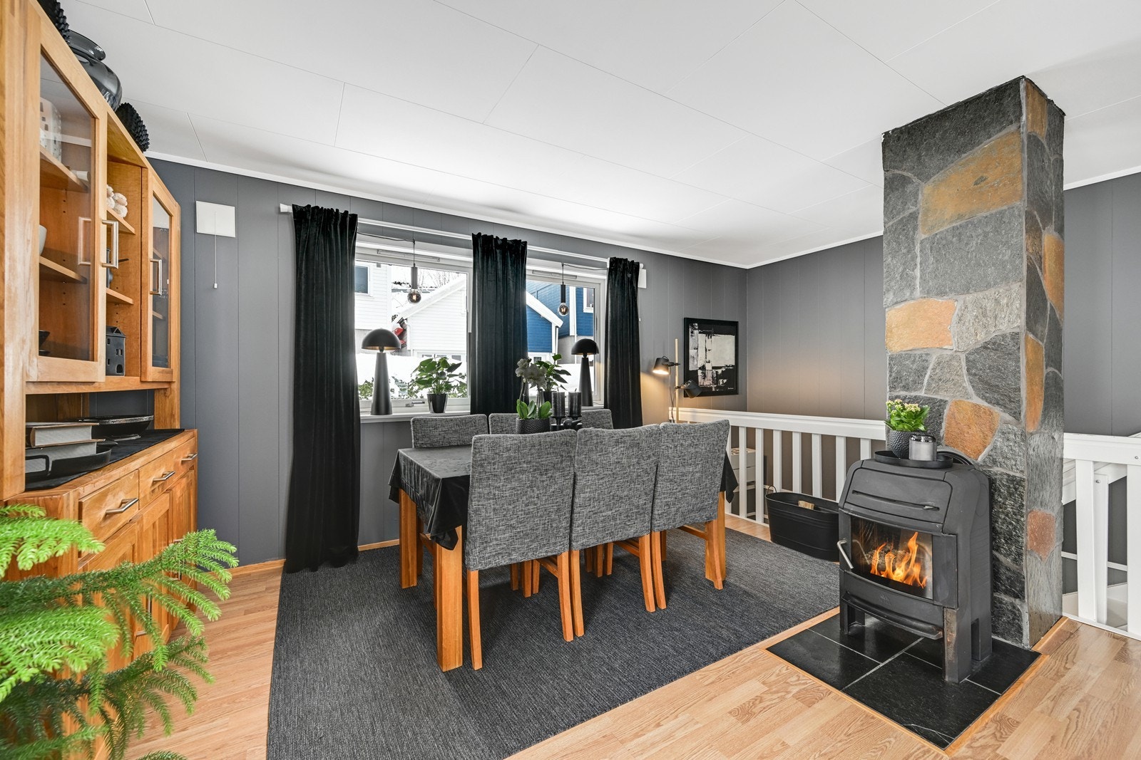 Stue med varmepumpe fra 2017 og vedovn fra 2010. Vedovn også i u. etg. Galleribilde