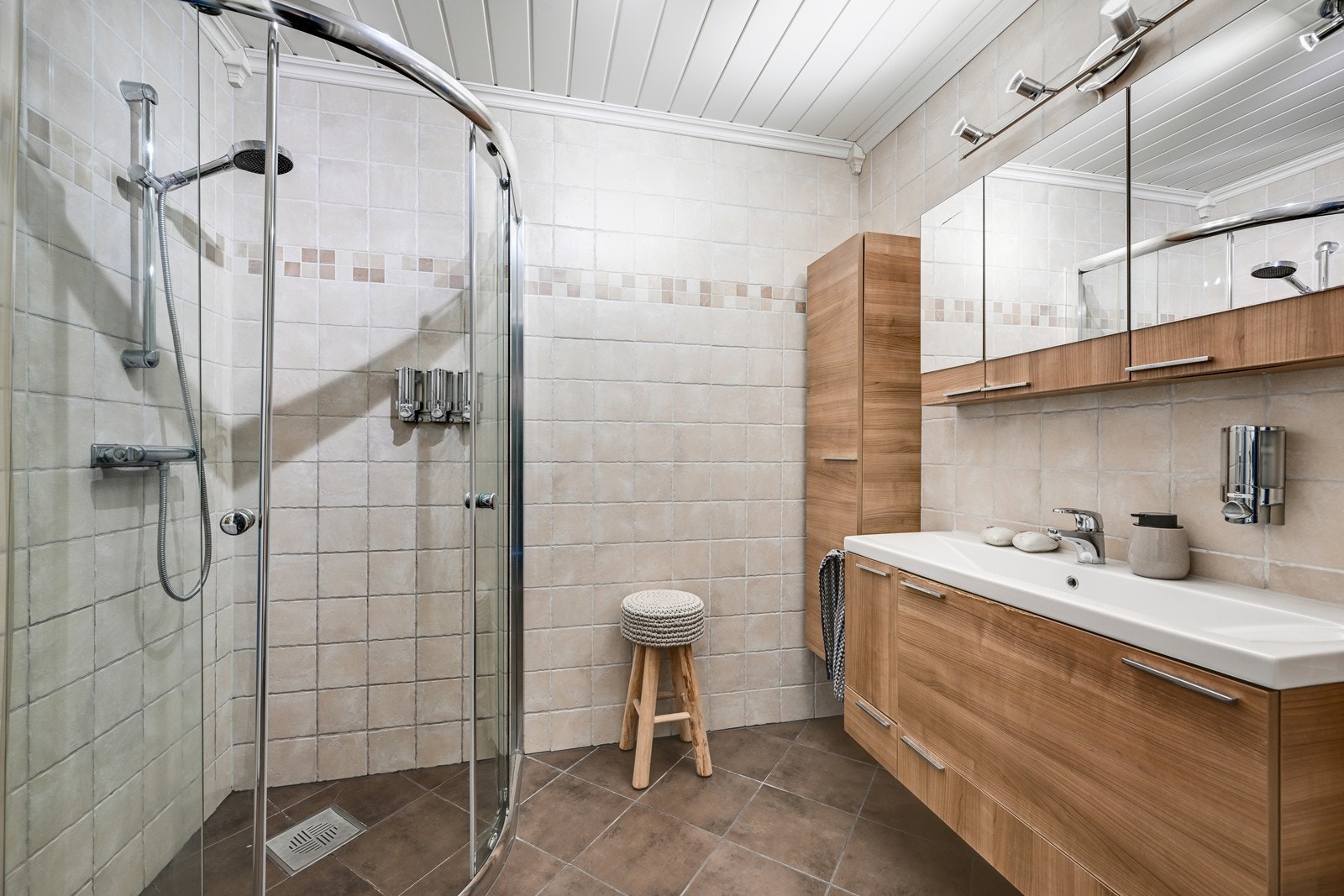 Innredet med vegghengt wc, dusjhjørne og stor innredning. Galleribilde