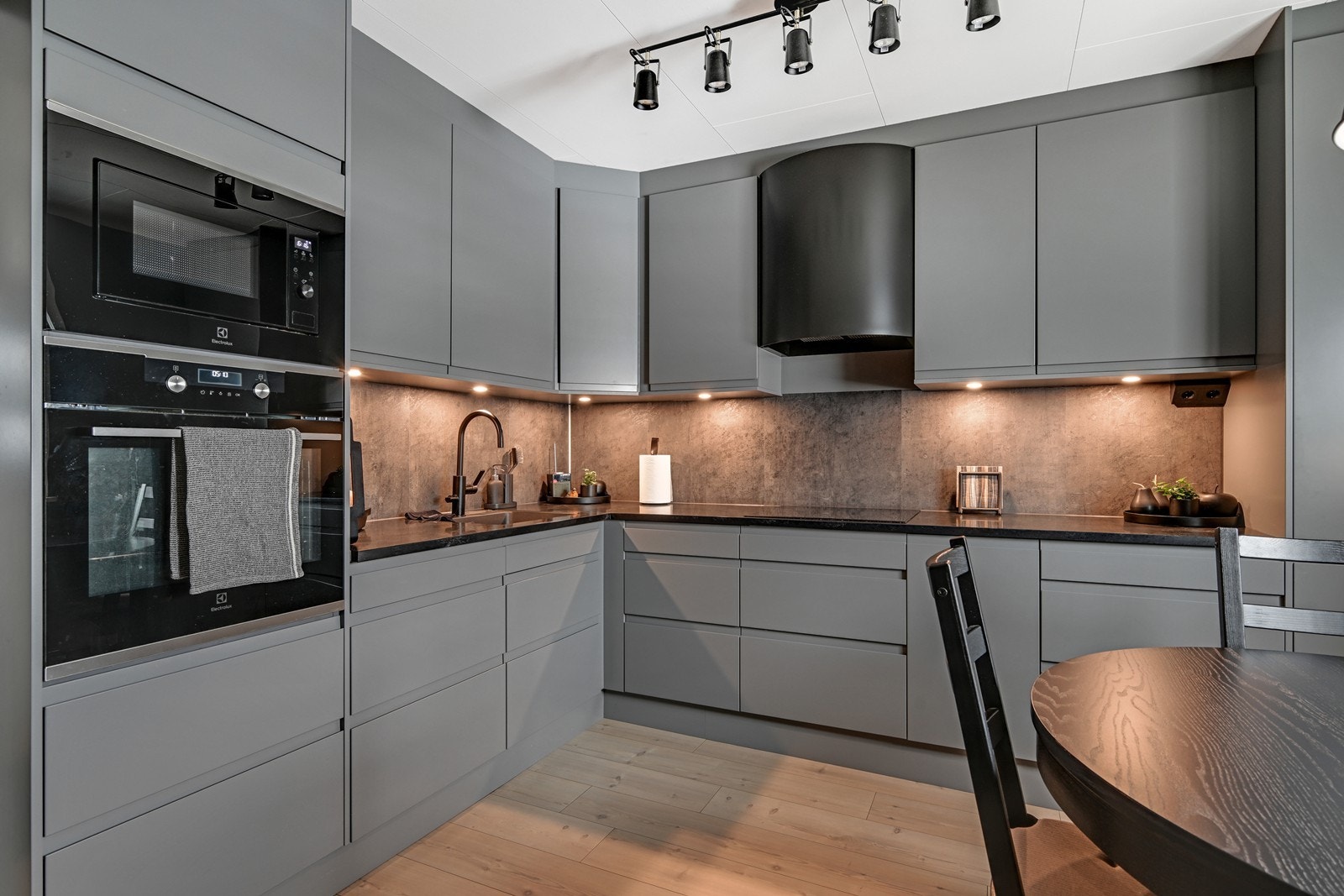 Kjøkkenet er godt planlagt med integrerte hvitevarer og rikelig skap- og benkeplass. Galleribilde