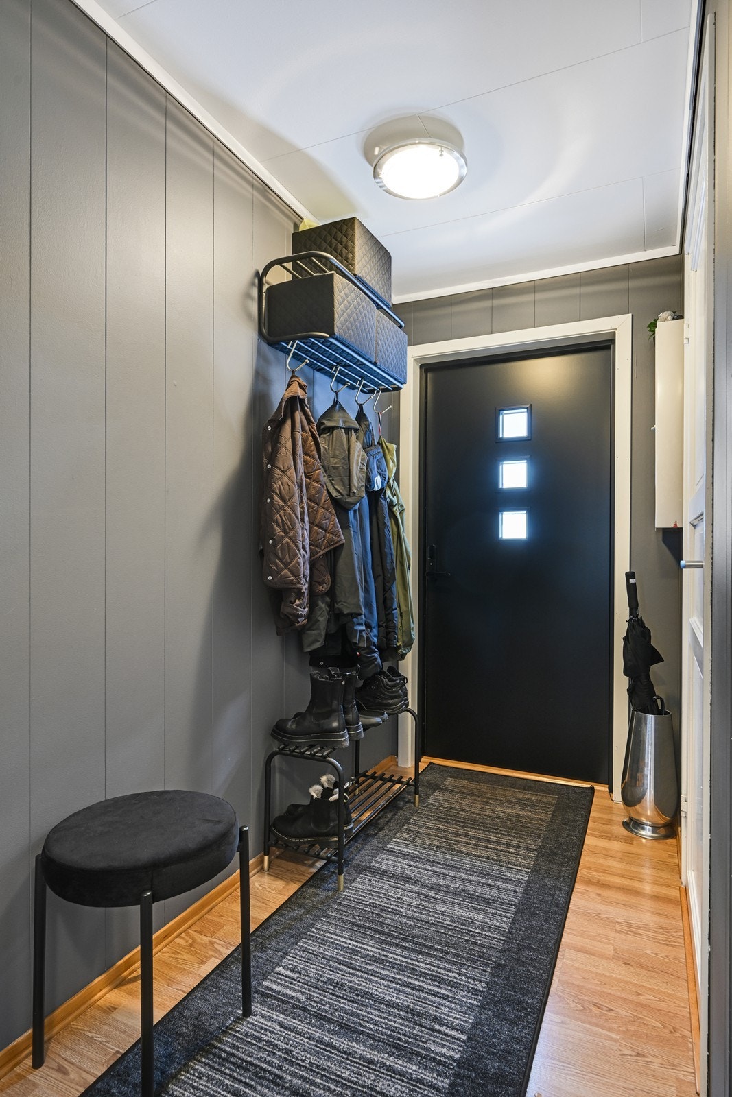 Entré/gang med nyere inngangsdør. Galleribilde