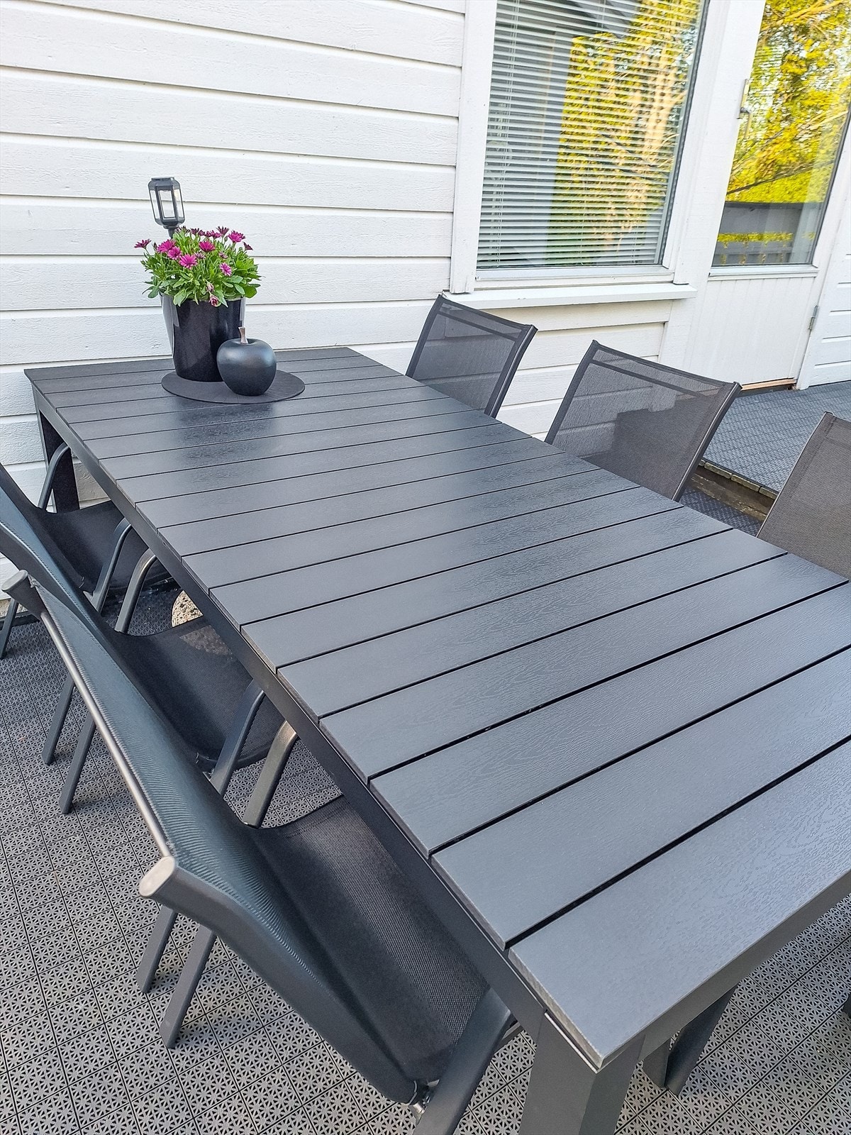 Selgers eget bilde med plattingen på endeveggen. Galleribilde