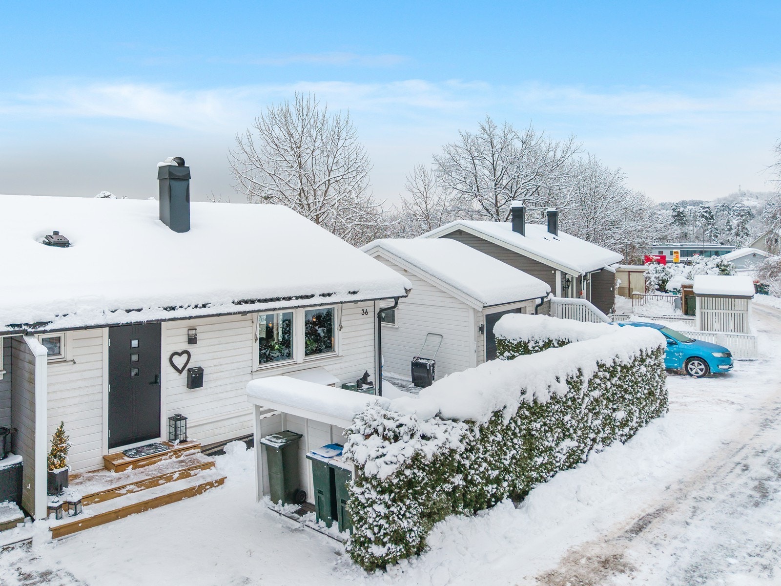Opuuset vertikaldelt tomannsbolig på to plan, og garasje. Galleribilde