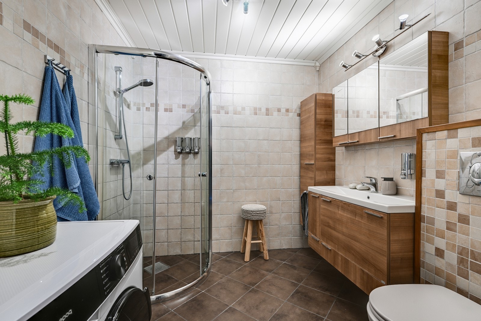 Kombinert bad og vaskerom i u. etg. som ble pusset opp i 2005 med flislagt gulv og vegger, og elektriske varmekabler i gulv fra 1994. Galleribilde