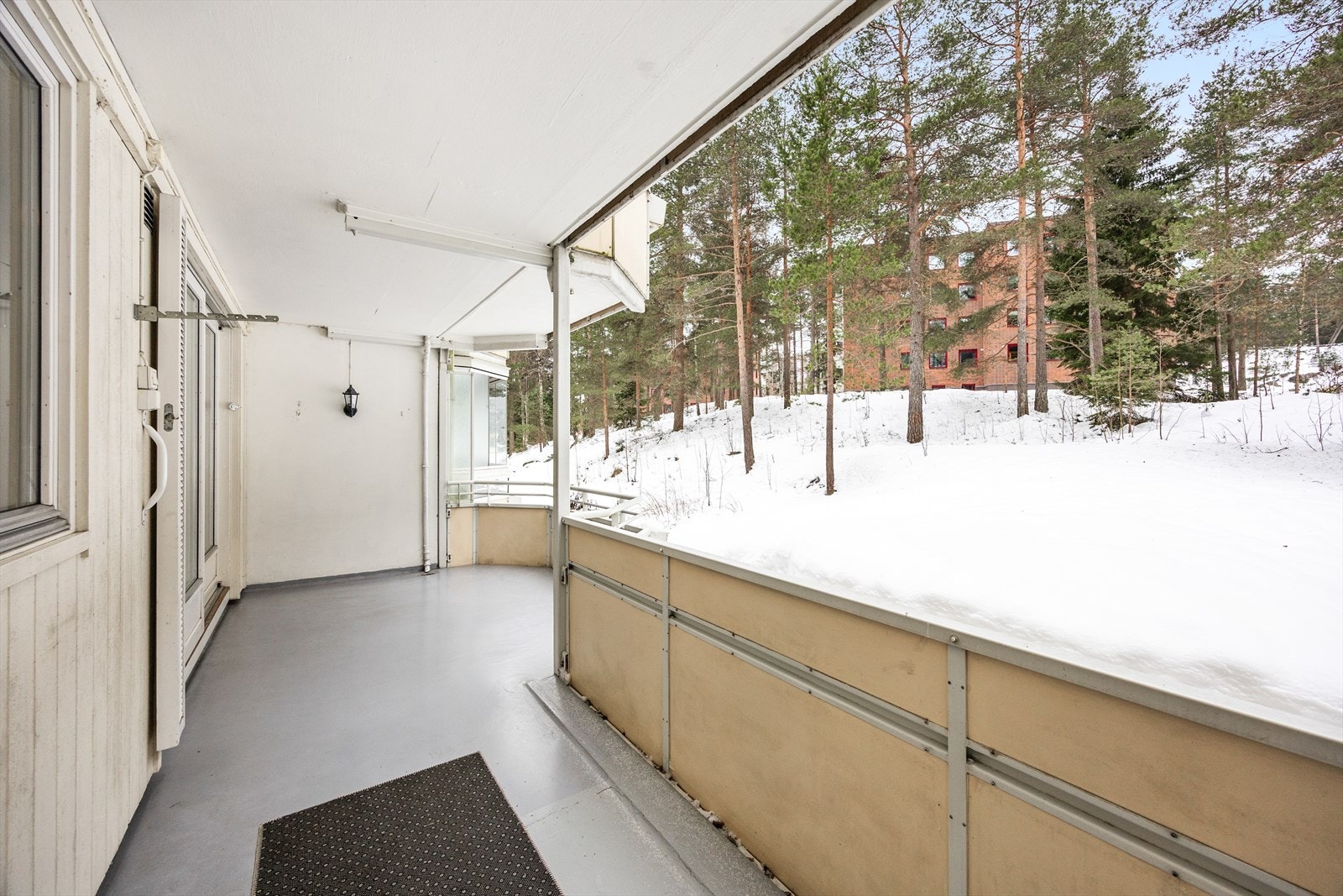 Fra stuen er utgang til en sydvestvendt og stor balkong på hele 15 m². Galleribilde