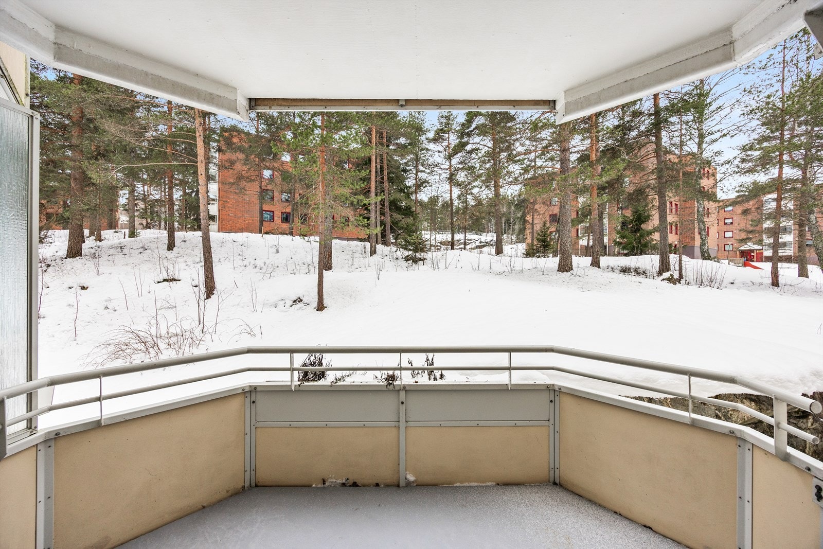 Balkongen har god plass til både sittegruppe og grill, og vender mot fellesarealer. Galleribilde