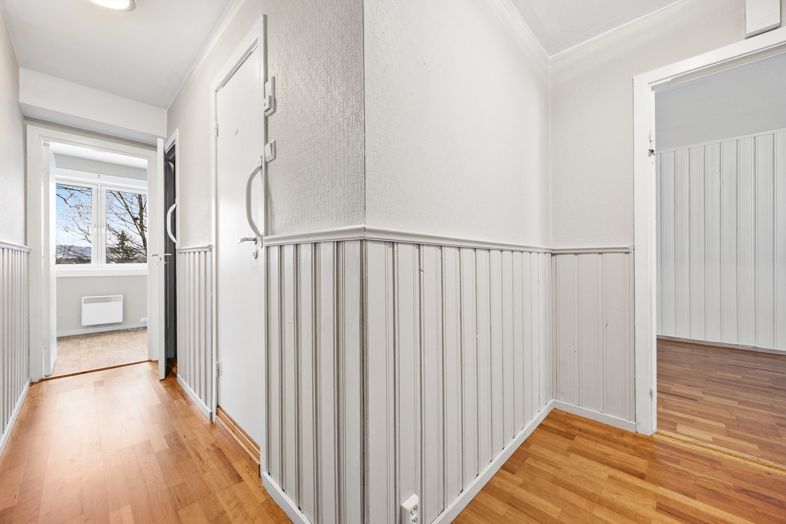 En romslig gang som fungerer som et naturlig bindeledd mellom nesten alle rom. Galleribilde