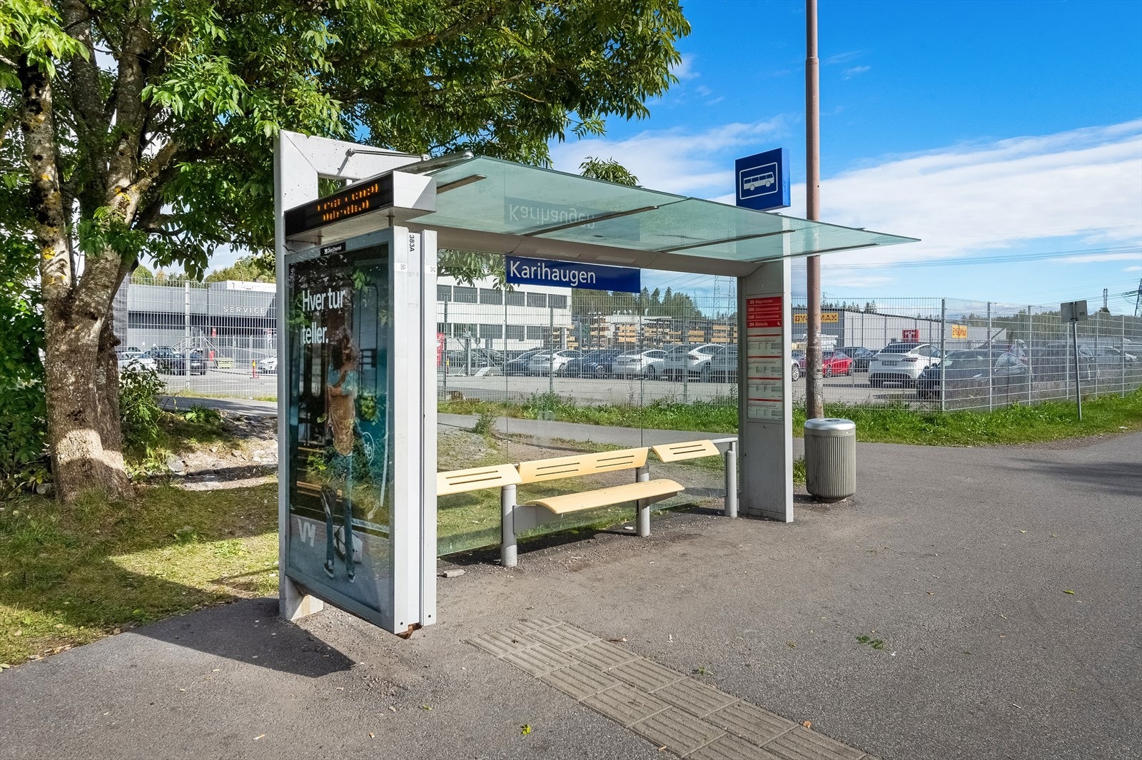 Karihaugen bussholdeplass er kort vei fra boligen. Galleribilde
