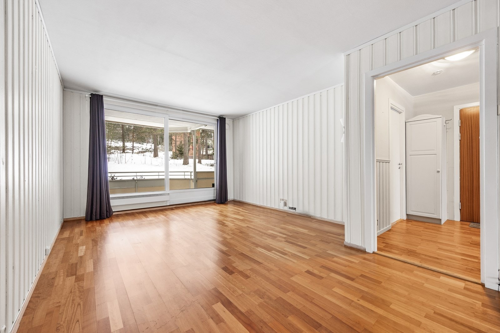 Lys og stor stue med plass for både sofagruppe, medievegg og spisebord. Galleribilde