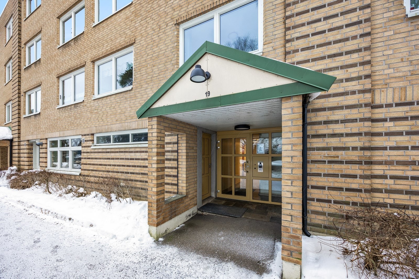 Bygningen har en solid fasade forblendet med teglstein og felles trapperom med dørcalling. Galleribilde
