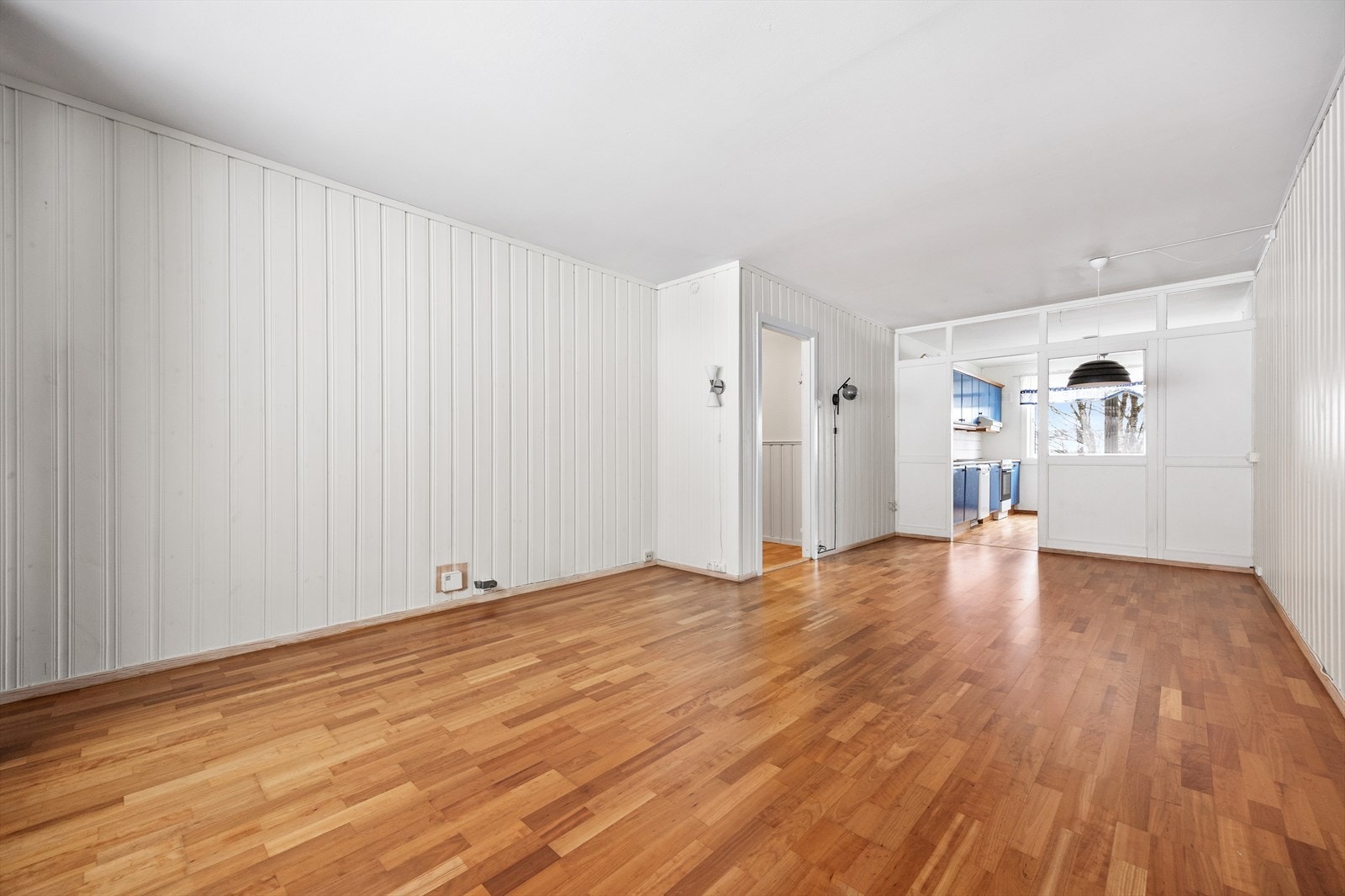 Rommet har store vindusflater som gir gode lysforhold og utsyn. Galleribilde