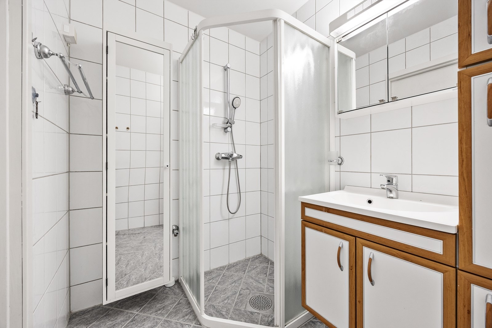 Her er det dusj på gulv med faste felt og dør i herdet glass. Galleribilde