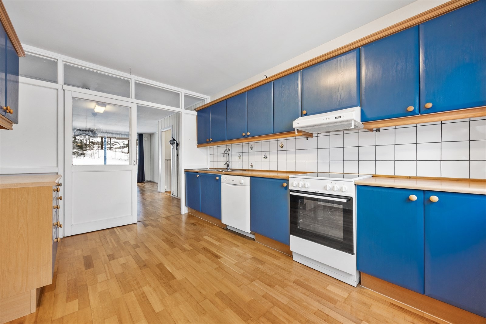 Leiligheten har et separat kjøkken med plass til en liten spiseplass ved vinduet. Kjøkkeninnredningen har glatte fronter og en benkeplate i laminat med nedfelt kum. Galleribilde