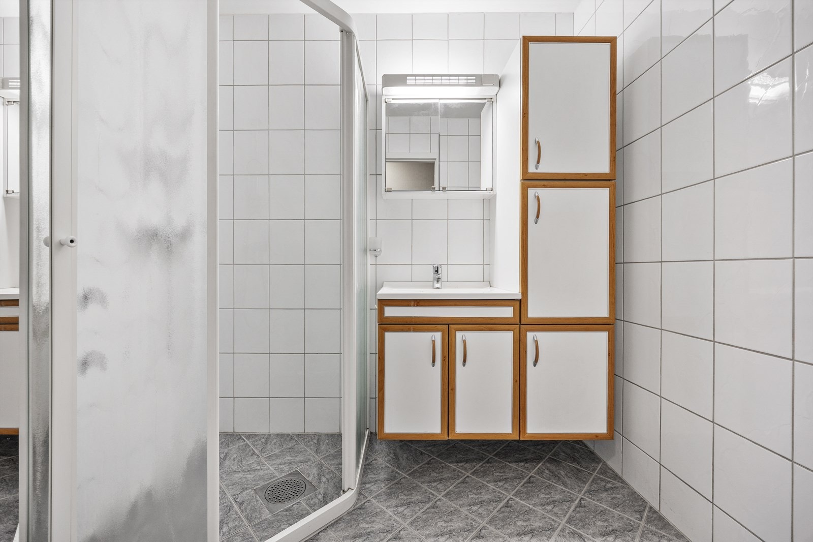 Badet er flislagt og utstyrt med varmekabler i gulvet for økt komfort. Galleribilde