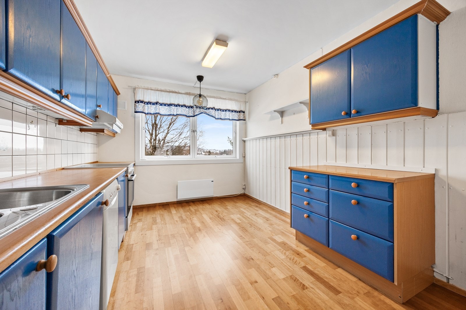 Det er plass til en spiseplass ved vinduet. Galleribilde