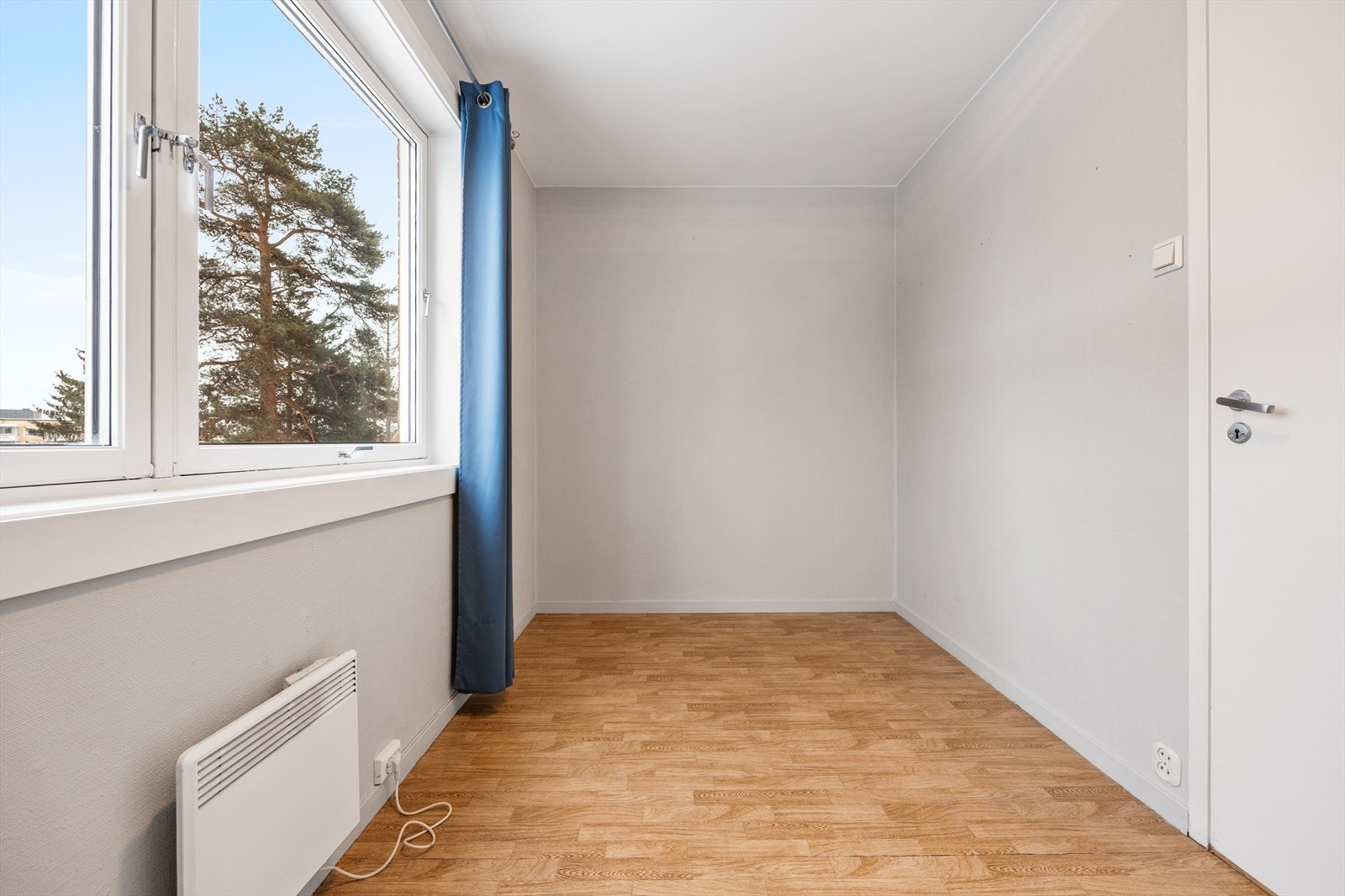 Et stort vindu gir godt med dagslys inn i rommet. Galleribilde