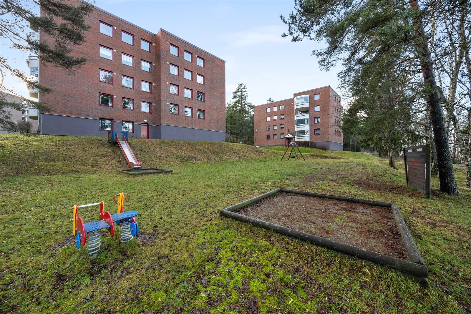 Fellesarealene er pent opparbeidet med lekeplass og grøntområder. Galleribilde